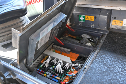 İzmir Bornova’da belediyeye ait araçlara saldırı