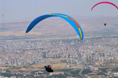 Kayseri'de yamaç paraşütçüleri kıyasıya yarıştı