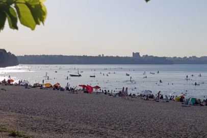 Antalya'da sıcaktan bunalanlar o plaja akın etti!