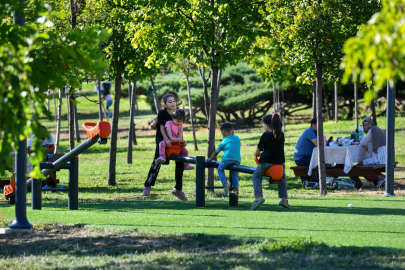 Sıcaktan bunalan parklara kaçıyor