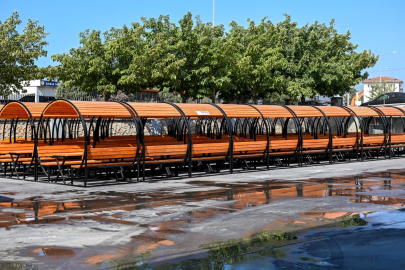 İzmir Bornova parklarına kapalı bank konforu