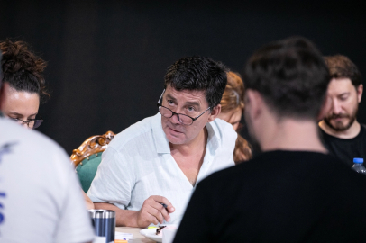 İzmir Şehir Tiyatroları “Cadı Kazanı”nın provalarına başladı