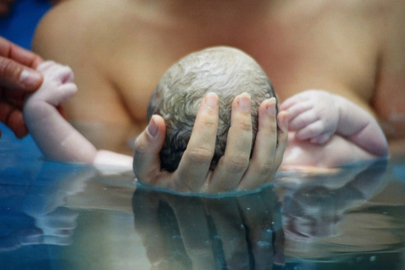 Suda doğum giderek yaygınlaşıyor... Suda doğumla ilgili merak edilenler