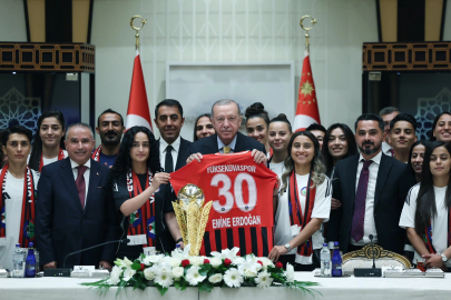 Cumhurbaşkanı Erdoğan, Yüksekovaspor Kadın Futbol Takımı’nı ağırladı