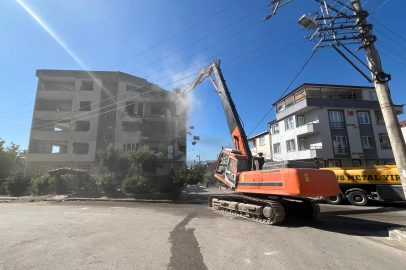 Derince’de ağır hasarlı binaya ilk kepçe