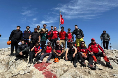 Bursalı dağcılar 'Zafer'i zirvede kutladı