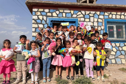 Hayırsever polis memuru Şahin’den ‘Askıda Kırtasiye’ projesi