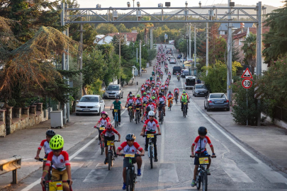 Bisiklet tutkunları Kocaeli'de pedal çevirdi