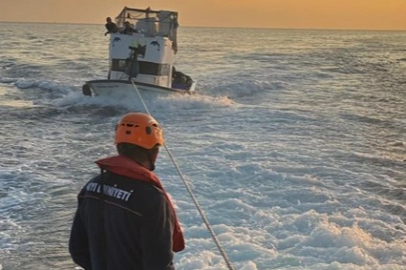 Lapseki'de sürüklenen tekne kurtarıldı