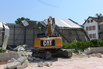 Bursa Nilüfer'de üç kaçak daha yıkıldı