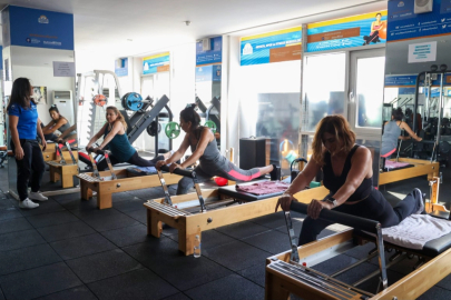 Ücretsiz salonda sağlıklı yaşam için spor yapıyorlar