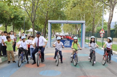 Bursa'da çocuklar bisikletle eğlenerek öğrendi