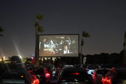 İzmir’de arabada film keyfi