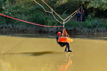 İtfaiyeciler Sakarya Nehri üzerinde nefes kesti