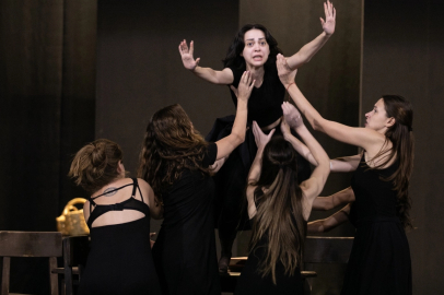 İzmir Şehir Tiyatroları'nın “Cadı Kazanı” provalarına devam