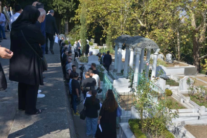 'Sanat Güneşi' Zeki Müren Bursa’da mezarı başında anıldı