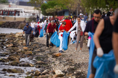 İzmirlilerden rekor için kıyı temizliği