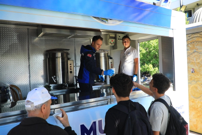 Muğla Büyükşehir sıcak bir çorba ile öğrencilerin yanında