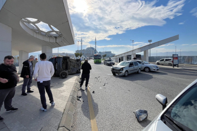 Düzce'de korkutan kaza... Araç yan yattı!