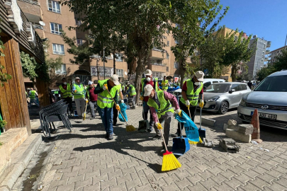 Mardin Artuklu'da temizlik seferberliği... Eşbaşkan Amak sokakları süpürdü