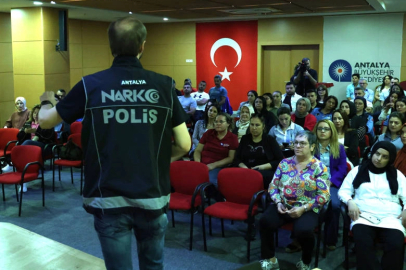 Antalya Büyükşehir'e madde bağımlılığı ile mücadele eğitimi