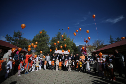 Ana sınıfı öğrencileri, 'Lösemili Çocuklar' için gökyüzüne balon bıraktı