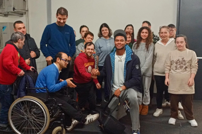 İstanbul'da engelleri aşan çocuklar basketbol maçında