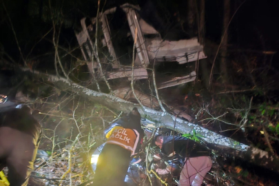 Düzce’de tomruk yüklü tır uçuruma yuvarlandı