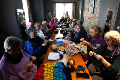Antalya Muratpaşa'da Yaşlı Evi'nden çocukları ısıtacak örgü
