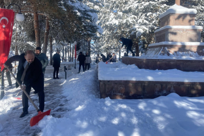Erzurum'da şehitlikte duyarlılık örneği... Kürekleri alıp kar temizlediler