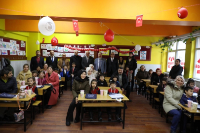 Mustafa Palancıoğlu öğrencilere karnelerini dağıttı