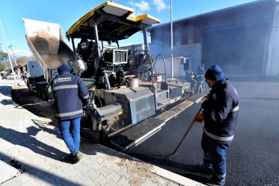 İzmir Bornova’da yol seferberliği sürüyor