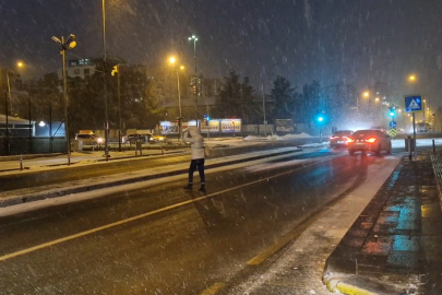 Diyarbakır'da kar yağışı: Uçuşlar iptal edildi