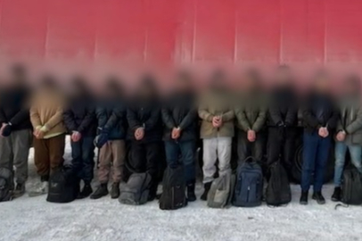 Tır dorsesinde 25 kaçak göçmen yakalandı