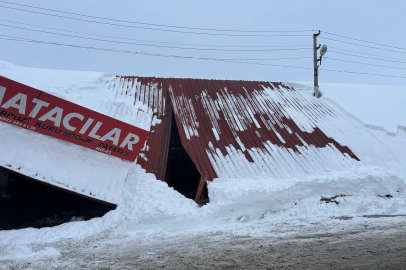 Sivas'ta yoğun kar yağışı nedeniyle çatı çöktü