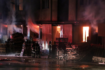 Adana'da parke fabrikasında yangın