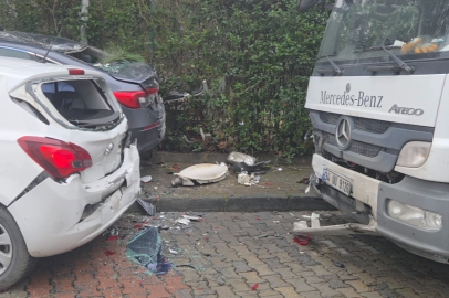 TIR 5 araca çarptı! 2 kişi son anda kurtuldu