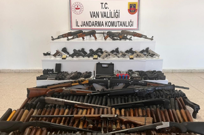 Van’da çok sayıda silah ve mühimmat ele geçirildi; 4 gözaltı