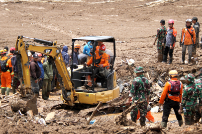 Endonezya'da toprak kaymasında hayatını kaybedenlerin sayısı 25'e yükseldi