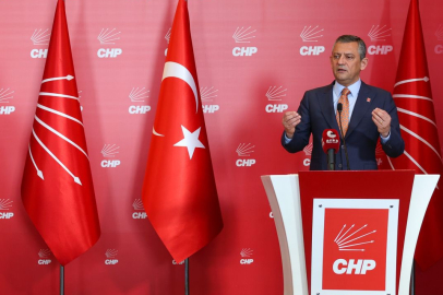 Özgür Özel'den Bahçeli'ye sert çıkış: İktidar zordayken seçim yaptırdı, millet zordayken kaçıyorlar