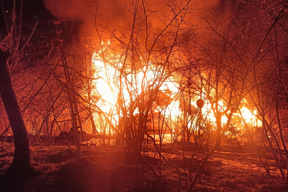 Yanan evin 10 metre ilerisinde ağaca asılı bulundu