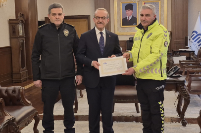 Ayağındaki çorabı üşüyen çocuğa veren polise teşekkür plaketi