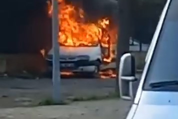 Beylikdüzü'nde park halindeki hafif ticari araç alev alev yandı