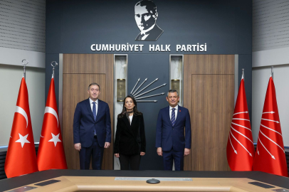 DEM Parti heyetiyle görüşen Özgür Özel'den flaş açıklamalar: Bu işler kıravatla olmaz