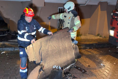 İstanbul'da fırtına! Binaların çatısı uçtu