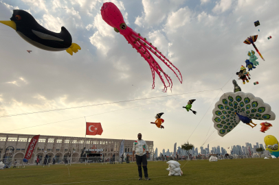 Katar semalarında Türk bayrağıyla uçurdu