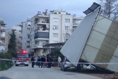 Sarı kod verilmişti! Antalya'yı fırtına ve hortum vurdu