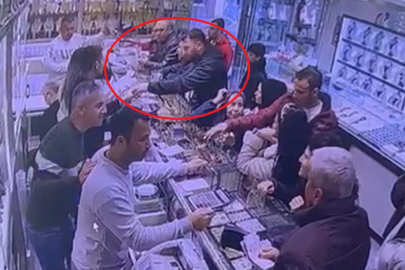 Tabancayla kuyumcuya girip 100 gram altını aldı, havaya ateş açıp kaçtı