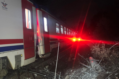 Balıkesir'de toprak kayması sonucu yolcu treni raydan çıktı