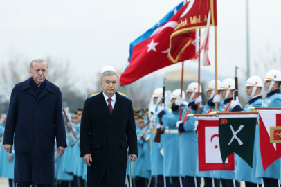 Cumhurbaşkanı Erdoğan, Özbekistan Cumhurbaşkanı Mirziyoyev'i askeri törenle karşıladı